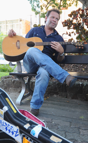 Troy Cassar-Daley. Troy Cassar-Daley.