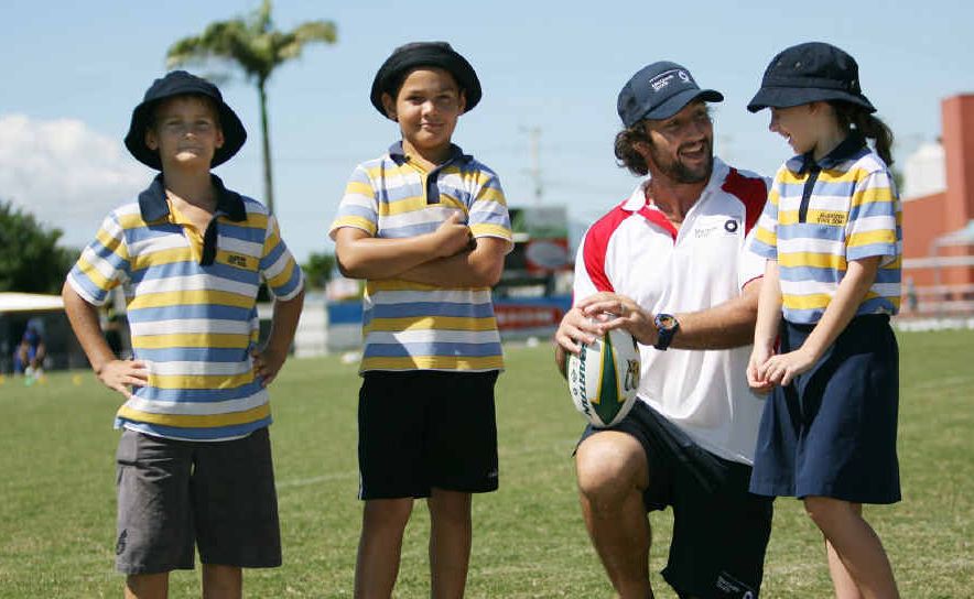 HERO: Nathan Hindmarsh with Allenstown Primary School’s Jaxon James, Malachi Maxwell and Jet White. HERO: Nathan Hindmarsh with Allenstown Primary School’s Jaxon James, Malachi Maxwell and Jet White.