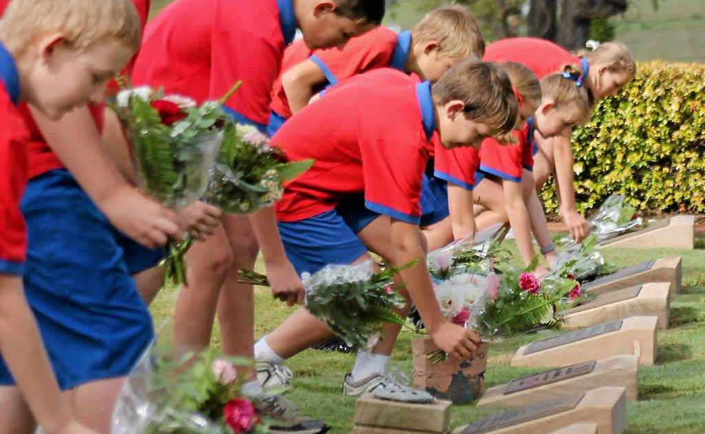 Students from Freestone State School laying posies at the War Graves. Students from Freestone State School laying posies at the War Graves.