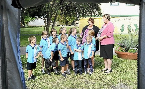 Students talk with Qld School for Travelling Show Children Judy Walker and Westlawn Public School principal Narelle Twigg as the travelling school stops in at Westlawn. Students talk with Qld School for Travelling Show Children Judy Walker and Westlawn Public School principal Narelle Twigg as the travelling school stops in at Westlawn.