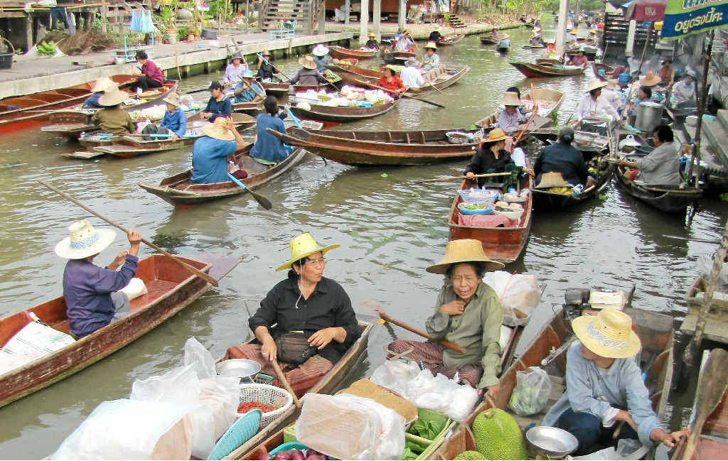Canoe traffic at the Ta Kha Floating Market. Canoe traffic at the Ta Kha Floating Market.