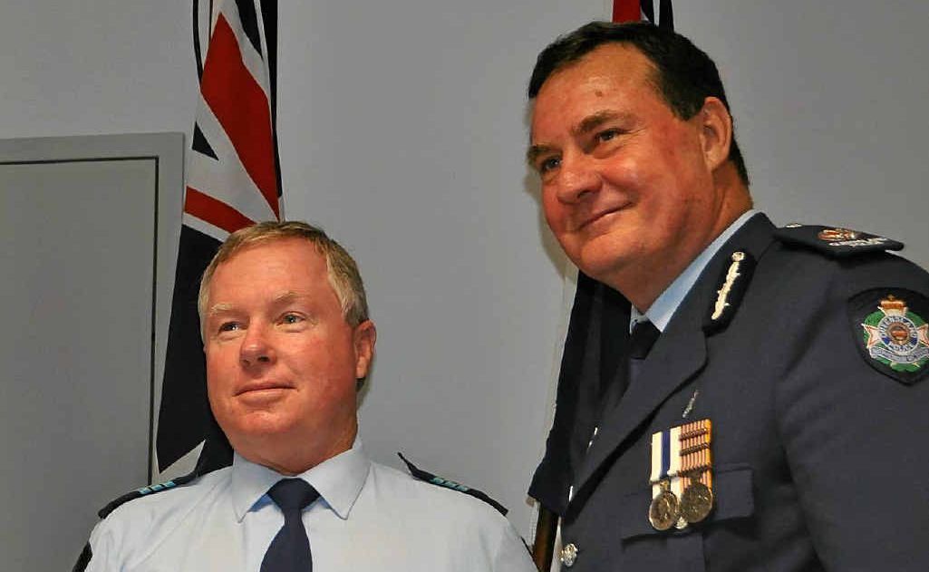 Southern Police Region Assistant Commissioner Paul Wilson (right) presents Sgt Guy Smidt with his award. Southern Police Region Assistant Commissioner Paul Wilson (right) presents Sgt Guy Smidt with his award.