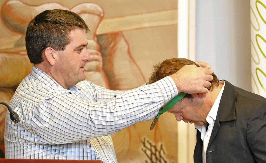 Clarence Valley Council Mayor Richie Williamson presents last year’s recipient Troy Cassar-Daley with the Clarence Valley Ambassador Award. Clarence Valley Council Mayor Richie Williamson presents last year’s recipient Troy Cassar-Daley with the Clarence Valley Ambassador Award.