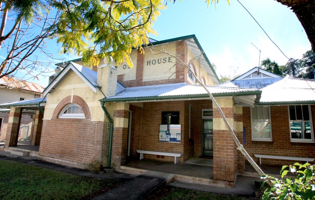 Visiting judge marvels at Murwillumbah court house. Visiting judge marvels at Murwillumbah court house.