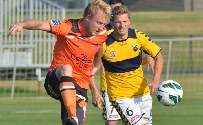 Roar's Mitch Nichols in attack against NC Mariners' Patrick Zwaanswijk. Roar's Mitch Nichols in attack against NC Mariners' Patrick Zwaanswijk.