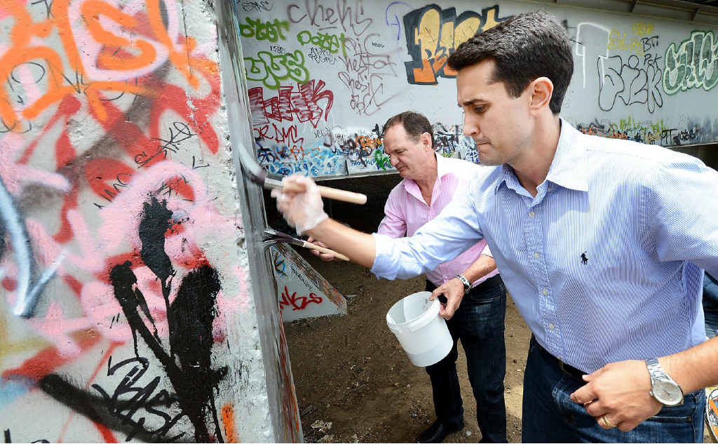 CLEAN-UP: Local Government Minister David Crisafulli (front) and Mayor Paul Pisasale remove graffiti from David Trumpy Bridge. CLEAN-UP: Local Government Minister David Crisafulli (front) and Mayor Paul Pisasale remove graffiti from David Trumpy Bridge.