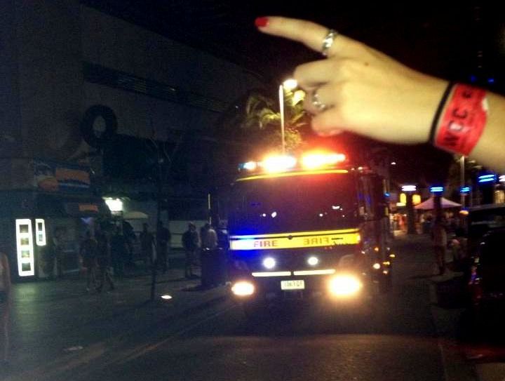 A schoolie points to the fire on the Gold Coast. Photo: Sarahlupa/Twitter A schoolie points to the fire on the Gold Coast. Photo: Sarahlupa/Twitter
