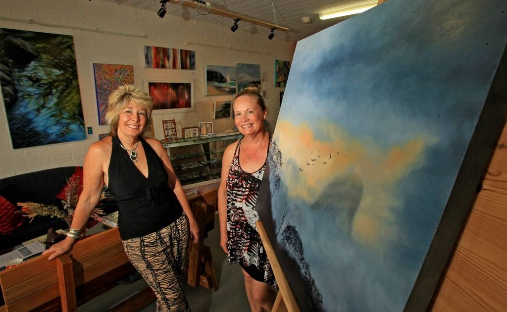 Artist Liz White with Arti Gallery Cabarita owner Elaine Green. Photo Blainey Woodham / Daily News Artist Liz White with Arti Gallery Cabarita owner Elaine Green. Photo Blainey Woodham / Daily News