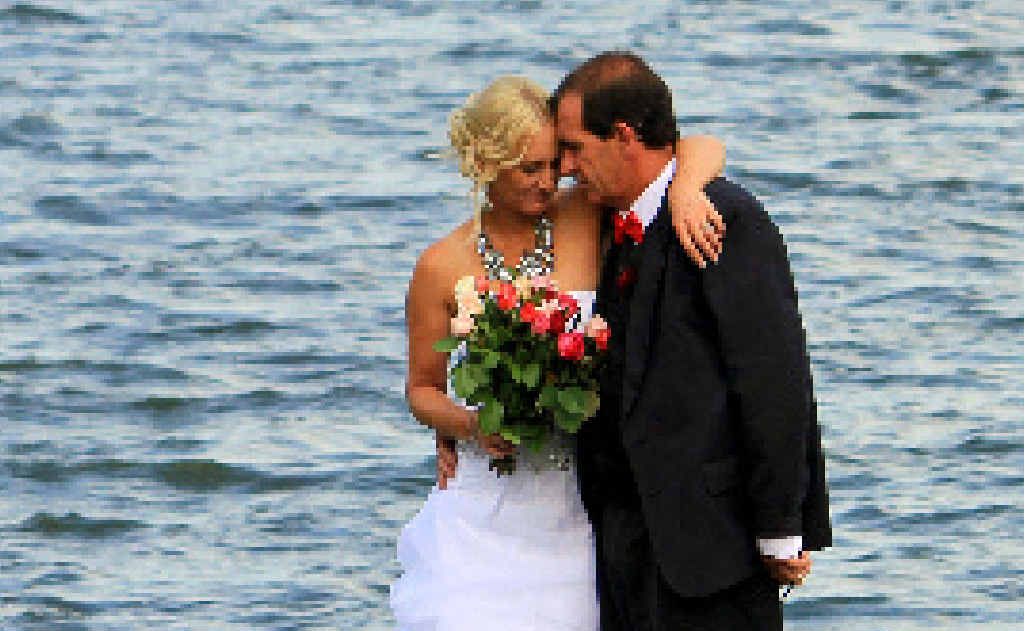 Debbie and Michael Looker on their wedding day on December 29. Photo: Mavren-Lee Photography Debbie and Michael Looker on their wedding day on December 29. Photo: Mavren-Lee Photography