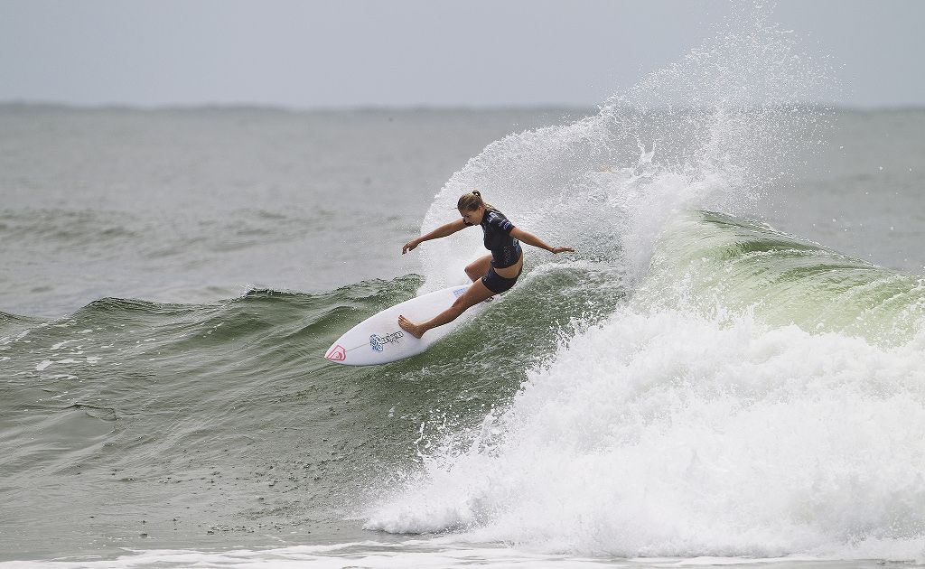 Stephanie Gilmore once again dominated her local break Rainbow Bay to advance into the quarter finals during round three of the Roxy Pro Gold Coast. Stephanie Gilmore once again dominated her local break Rainbow Bay to advance into the quarter finals during round three of the Roxy Pro Gold Coast.