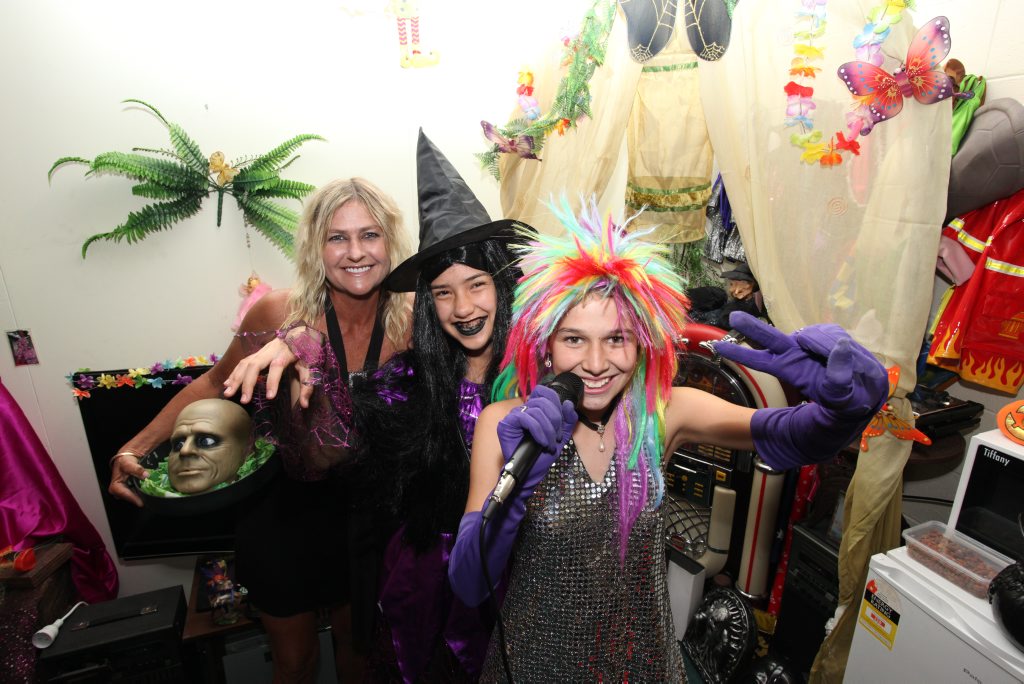Lulu Drew, Sharaya Carlin and Yolanda Dodds having fun at Lulu's Party Shop in the Retravision Arcade, Bellara. Photo Darryn Smith / Caboolture News Lulu Drew, Sharaya Carlin and Yolanda Dodds having fun at Lulu's Party Shop in the Retravision Arcade, Bellara. Photo Darryn Smith / Caboolture News