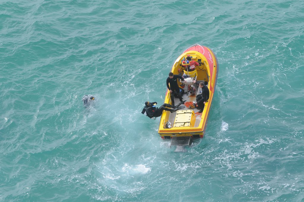 Police divers search for missing surfer on Saturday at cape Byron who has been missing for one week. Photo Doug Eaton / The Northern Star Police divers search for missing surfer on Saturday at cape Byron who has been missing for one week. Photo Doug Eaton / The Northern Star