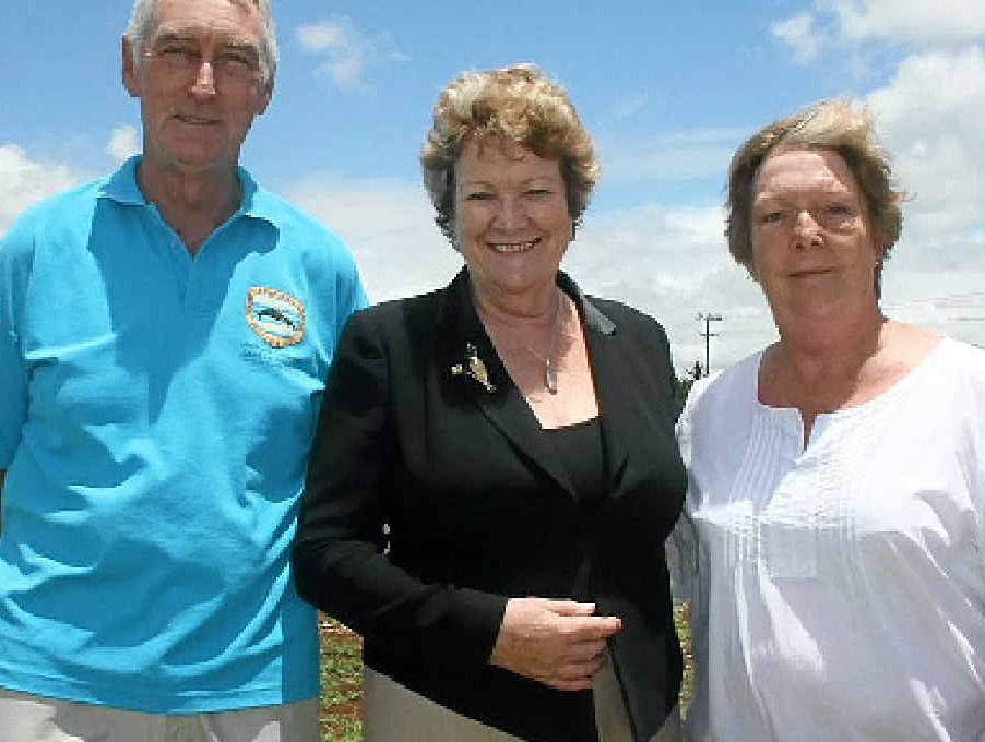 HAPPY: Health Minister Jillian Skinner (centre) joins Tony McCabe and Rae Cooper at Ewingsdale on Tuesday. Photo: Jann Burmester. HAPPY: Health Minister Jillian Skinner (centre) joins Tony McCabe and Rae Cooper at Ewingsdale on Tuesday. Photo: Jann Burmester.