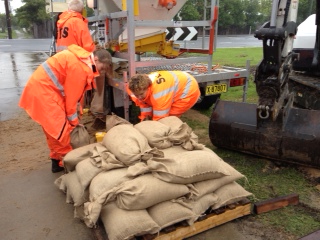SES sandbagging at Ulmarra SES sandbagging at Ulmarra
