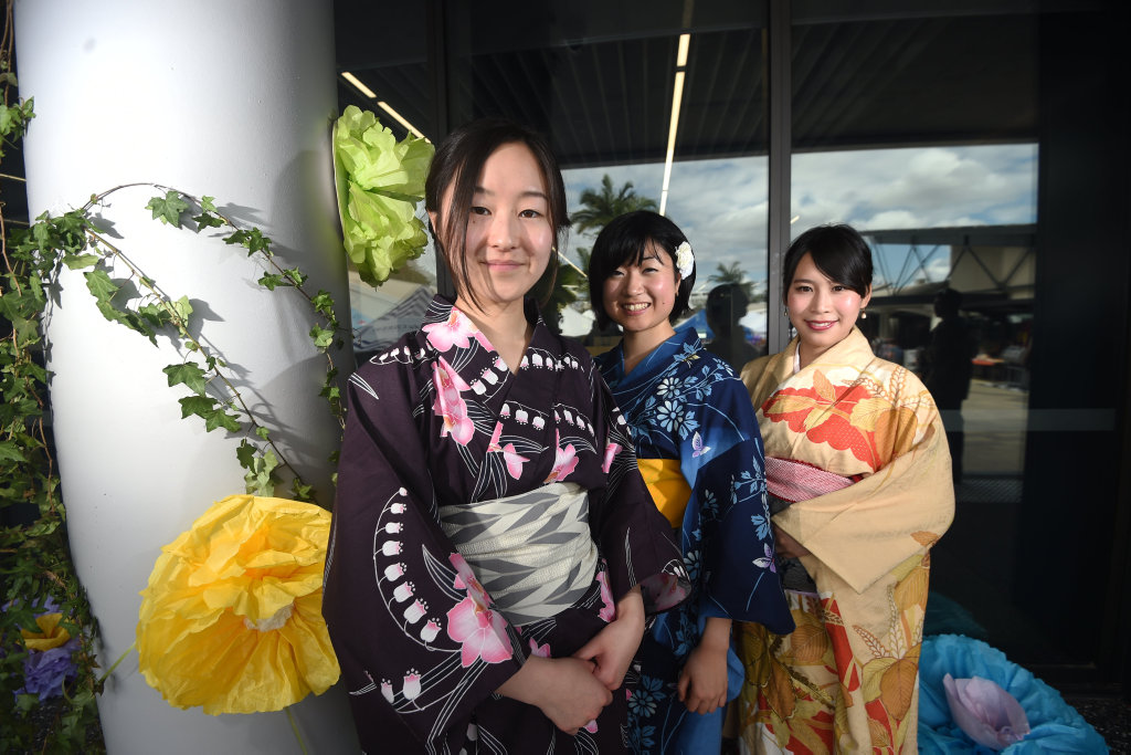 haruka saszki natsumi hata noriko tani demostrate the traditional japanese buy photos haruka saszki natsumi hata noriko tani demostrate the traditional japanese buy photos