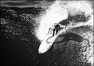 Chelsea Georgeson shows the style which enabled her to become world women?s surfing champion. AAP IMAGE/Photo: KRISTIN SCHULTZ Chelsea Georgeson shows the style which enabled her to become world women?s surfing champion. AAP IMAGE/Photo: KRISTIN SCHULTZ