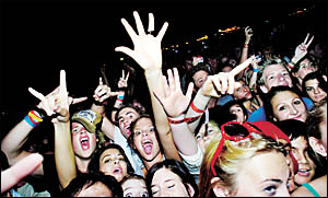 CHICK MAGNET: John Mayer certainly drew a predominantly female crowd at the Blues Fest on Thursday night. CHICK MAGNET: John Mayer certainly drew a predominantly female crowd at the Blues Fest on Thursday night.