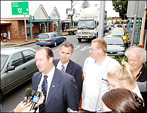 KEEN TO MAKE FRIENDS: Federal Nationals Leader Mark Vaile with Page candidate Chris Gulaptis (centre) and Alstonville bypass co KEEN TO MAKE FRIENDS: Federal Nationals Leader Mark Vaile with Page candidate Chris Gulaptis (centre) and Alstonville bypass co