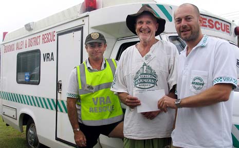 Byron Bay Farmers Market manager Donald Recsei (centre) hands over the quarterly cheque for $1300 to Mark Gasson (right) and Tim Breen of Brunswick Valley Rescue. Byron Bay Farmers Market manager Donald Recsei (centre) hands over the quarterly cheque for $1300 to Mark Gasson (right) and Tim Breen of Brunswick Valley Rescue.