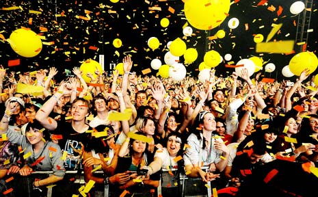 SHARING FUN, AND ’FLU: The huge crowd at Splendour in the Grass provided the prefect breeding ground for swine flu, but health officials are playing down the health risks associated with such large gatherings. SHARING FUN, AND ’FLU: The huge crowd at Splendour in the Grass provided the prefect breeding ground for swine flu, but health officials are playing down the health risks associated with such large gatherings.