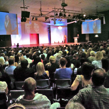 Hundreds have paid tribute to Allan and Kari Taylor in a special service at Woombye.