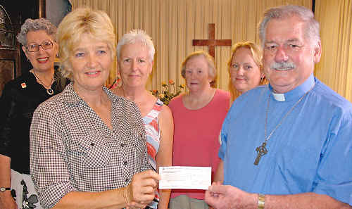 Soup kitchen president Mieke Bell receiving the cheque from Reverend Bob Rutherford, with on lookers Mayor Jenny Dowell, Soup Kitchen vice president Margaret Lord, volunteer Gillian Kane and Evelyn Daley from the Uniting Church. Soup kitchen president Mieke Bell receiving the cheque from Reverend Bob Rutherford, with on lookers Mayor Jenny Dowell, Soup Kitchen vice president Margaret Lord, volunteer Gillian Kane and Evelyn Daley from the Uniting Church.