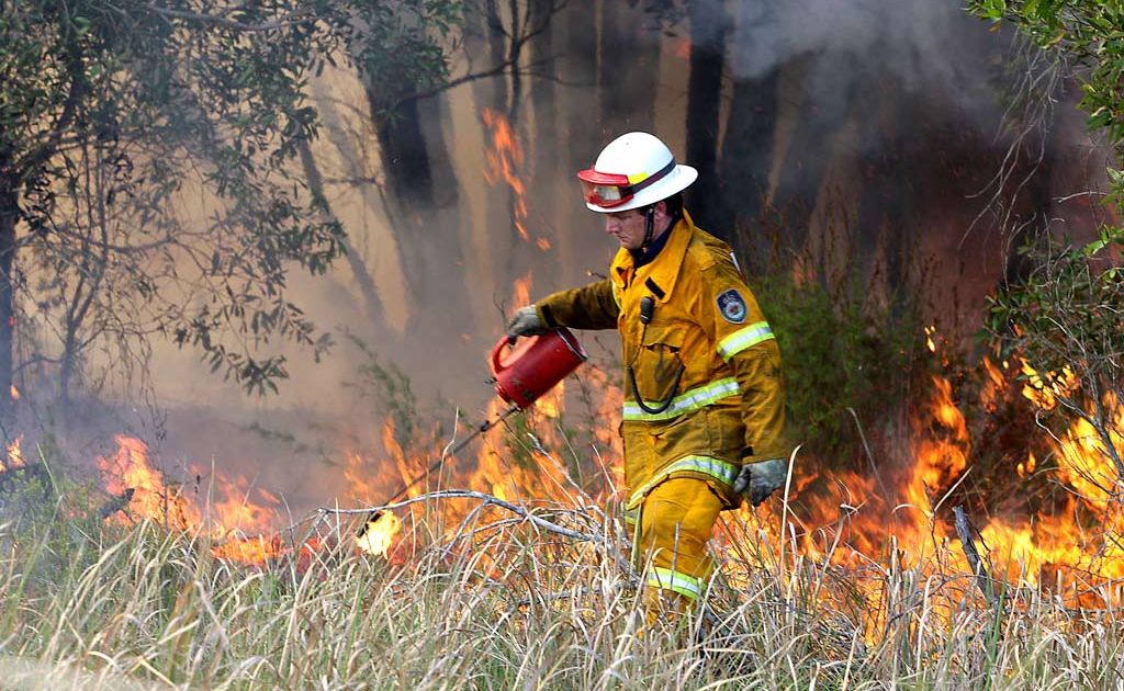 Backburning at Cabarita behind Tamarind. Backburning at Cabarita behind Tamarind.