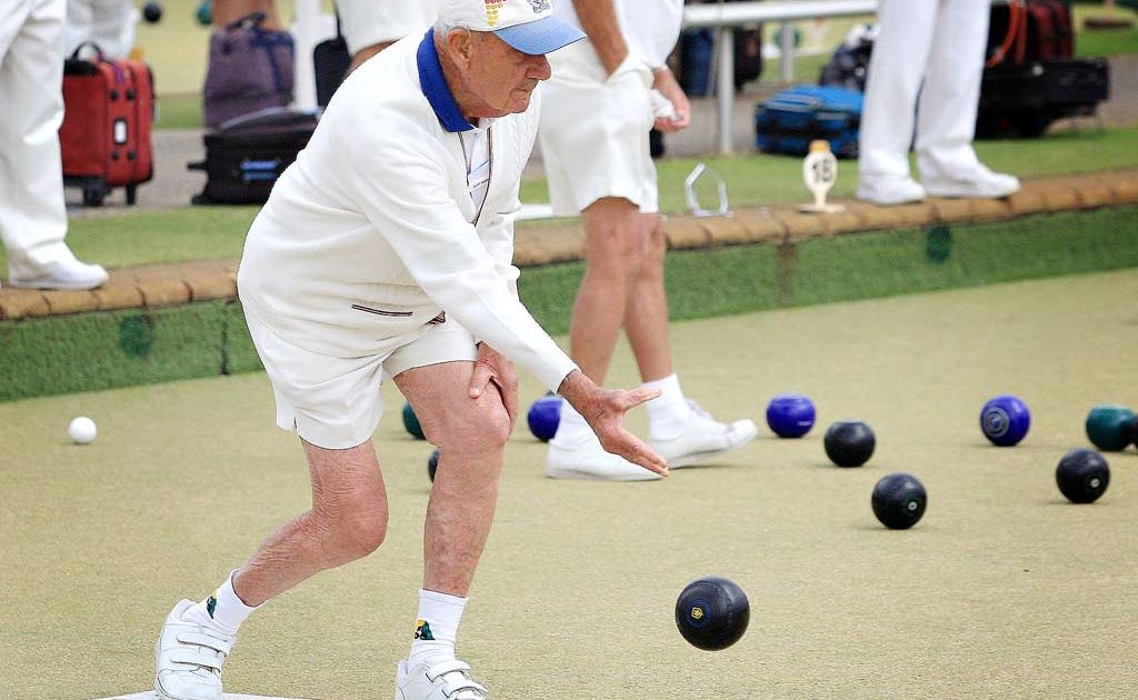 A little bit of wind and drizzle wasn't going to stop the hardened Bert Barker, 86, from honing in on the jack at Club Banora yesterday. A little bit of wind and drizzle wasn't going to stop the hardened Bert Barker, 86, from honing in on the jack at Club Banora yesterday.