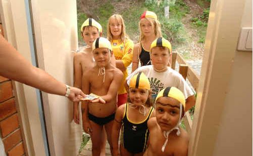 Angus, Maddison and Caitlin O’Mahony, Jorden Elabbasi, Patrick O’Mahony, Yasmin Elabassi and Malik Elabassi from the Yamba surf club get a donation from a happy customer. Angus, Maddison and Caitlin O’Mahony, Jorden Elabbasi, Patrick O’Mahony, Yasmin Elabassi and Malik Elabassi from the Yamba surf club get a donation from a happy customer.