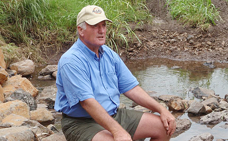 ENVIRO EXPERT: Peter Andrews speaks to Springsure landowners about the benefits of natural sequence farming. ENVIRO EXPERT: Peter Andrews speaks to Springsure landowners about the benefits of natural sequence farming.