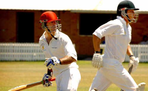 Harwood’s Geoff Simmons (left) and Nathan Ensbey run between wickets.
Harwood’s Geoff Simmons (left) and Nathan Ensbey run between wickets.