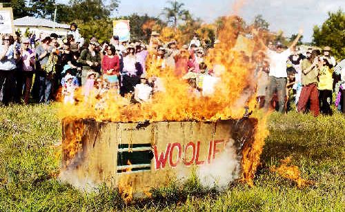 A group of Mullumbimby residents is continuing its campaign to stop Woolworths building a supermarket in the town. As part of their campaign they have burnt a Woolworths Effigy at Apex Park in Mullumbimby. A group of Mullumbimby residents is continuing its campaign to stop Woolworths building a supermarket in the town. As part of their campaign they have burnt a Woolworths Effigy at Apex Park in Mullumbimby.