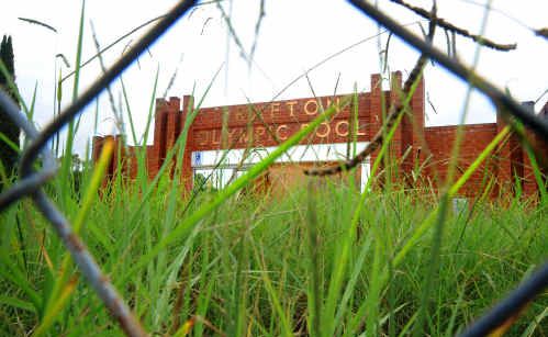 The dilapidated state of the Grafton Pool facade which was torched in December 2008. The dilapidated state of the Grafton Pool facade which was torched in December 2008.
