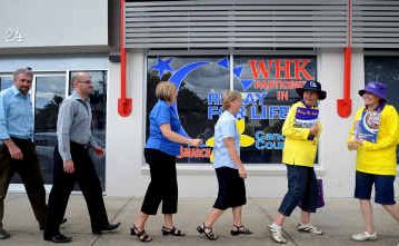 WHK employees Sam Sullivan, Sam Gerrard, Mellissa Sciffer and Karin Rosee follow Relay for Life recruiters Daphne Rose and Kathy Smidt. WHK employees Sam Sullivan, Sam Gerrard, Mellissa Sciffer and Karin Rosee follow Relay for Life recruiters Daphne Rose and Kathy Smidt.
