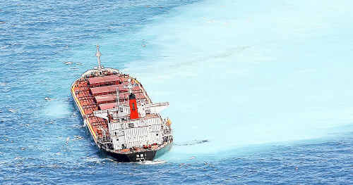 The Shen Neng 1 on Douglas Shoal. The white plume is destroyed reef mixed with sand. The Shen Neng 1 on Douglas Shoal. The white plume is destroyed reef mixed with sand.