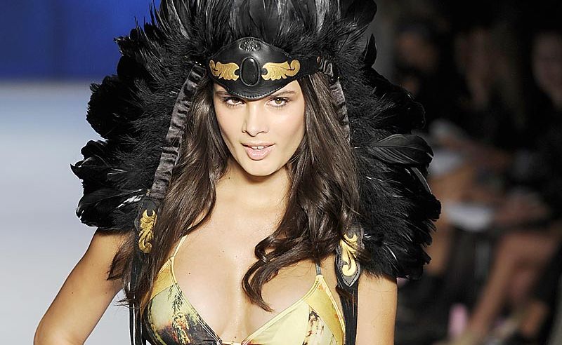BIRDS OF A FEATHER: A model takes to the catwalk during Rosemount Fashion Week in Sydney wearing one of Terry Cronin’s feather headdresses.
BIRDS OF A FEATHER: A model takes to the catwalk during Rosemount Fashion Week in Sydney wearing one of Terry Cronin’s feather headdresses.