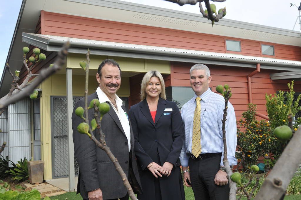 Sustainable Home Toowoomba project officer Louise Mayne (centre) take Cr Peter Marks (left) and Cr Bill Cahill on one last tour of Toowoomba’s hugely successful sustainable home project. Sustainable Home Toowoomba project officer Louise Mayne (centre) take Cr Peter Marks (left) and Cr Bill Cahill on one last tour of Toowoomba’s hugely successful sustainable home project.