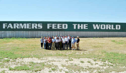 These 27 farmers recently returned from America after a livestock trip organised by Warwick’s Riverina Stock Feeds. These 27 farmers recently returned from America after a livestock trip organised by Warwick’s Riverina Stock Feeds.