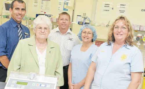 (L-R) Brad Anderson, Gladstone Hospital Auxiliary president Judy Aiton, Rodney Felsch, registered nurse Kym Witt and Gladstone Middy Rotary Club president Debbie Ward stand with the Patient-Controlled Analgesia Unit purchased with the help of the club’s $4000 donation. (L-R) Brad Anderson, Gladstone Hospital Auxiliary president Judy Aiton, Rodney Felsch, registered nurse Kym Witt and Gladstone Middy Rotary Club president Debbie Ward stand with the Patient-Controlled Analgesia Unit purchased with the help of the club’s $4000 donation.