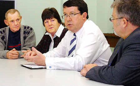 Deputy Premier and and Health Minister Paul Lucas and Member for Maryborough Chris Foley talk with Renal patient Tom Aitken and his wife Denise at the Maryborough Base Hospital last night. Deputy Premier and and Health Minister Paul Lucas and Member for Maryborough Chris Foley talk with Renal patient Tom Aitken and his wife Denise at the Maryborough Base Hospital last night.