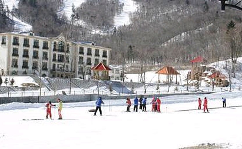The huge learner's terrain at Club Med Yabuli is the perfect spot to hone your snow skiing skills. The huge learner's terrain at Club Med Yabuli is the perfect spot to hone your snow skiing skills.