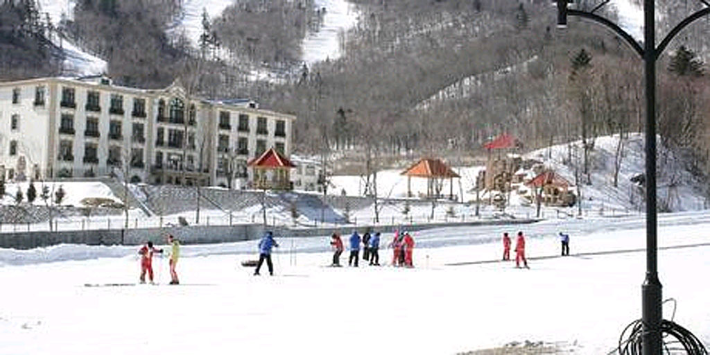 The huge learner's terrain at Club Med Yabuli is the perfect spot to hone your snow skiing skills. The huge learner's terrain at Club Med Yabuli is the perfect spot to hone your snow skiing skills.