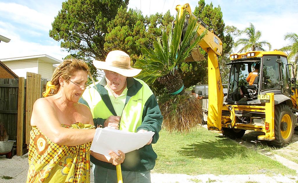 Artist and designer Gabriel Rosati explains to a council worker last Tueday week why the trees should not be removed. Artist and designer Gabriel Rosati explains to a council worker last Tueday week why the trees should not be removed.