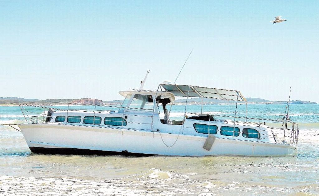 Former HMAS Melbourne Admiral's launch, the 40 foot cruiser Kios, ran aground at Brooms Head Beach on its way from Bribie Island to Sydney. Former HMAS Melbourne Admiral's launch, the 40 foot cruiser Kios, ran aground at Brooms Head Beach on its way from Bribie Island to Sydney.