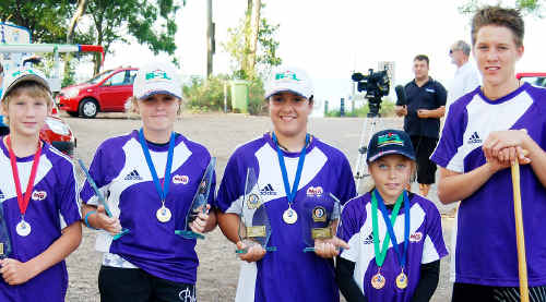 Junior outriggers Ross Carnegie, Jess Harris, Jen Davis, Mereana Patara and Teotomi Patara. Junior outriggers Ross Carnegie, Jess Harris, Jen Davis, Mereana Patara and Teotomi Patara.