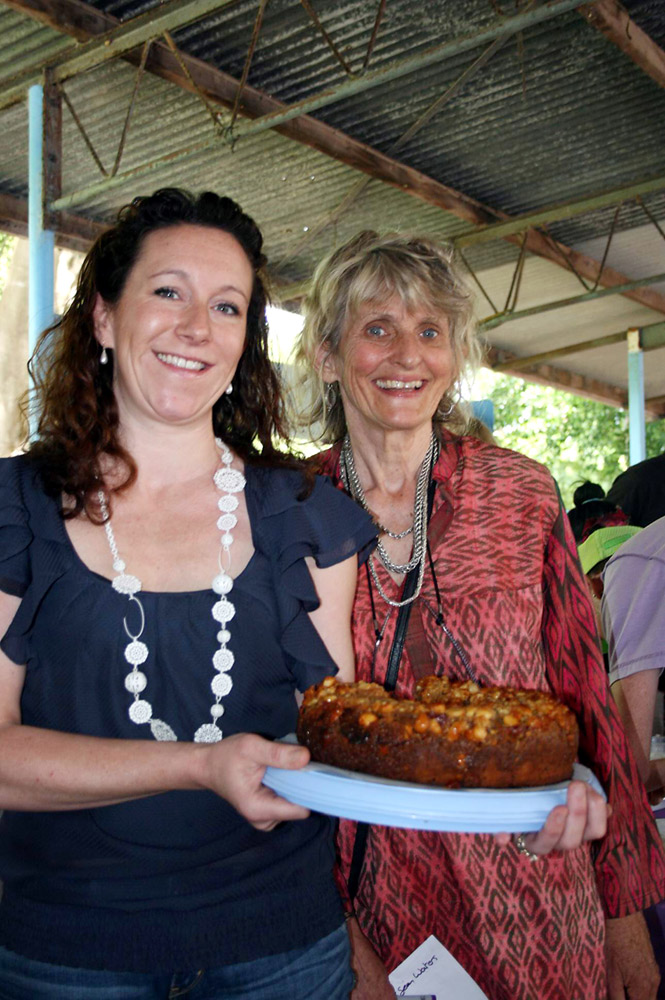 Bake-off winner Deanna Sudmals (left) and Mullumbimby Farmers Market manager Judy MacDonald. Bake-off winner Deanna Sudmals (left) and Mullumbimby Farmers Market manager Judy MacDonald.