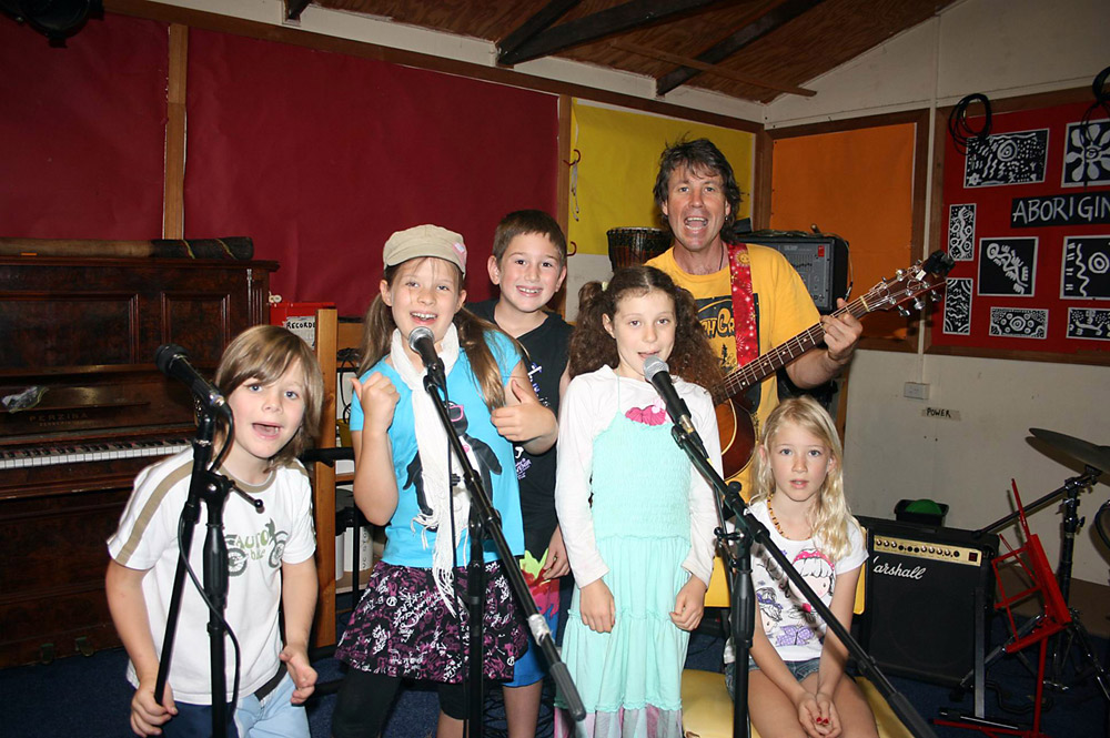 Musician Michael Turner (right) and students from the Byron Community School (from left) Noah Brinnk, Tilka Fossemalle, Sai Peled, Indigo Goss and Mya Atkins sing up a storm. Musician Michael Turner (right) and students from the Byron Community School (from left) Noah Brinnk, Tilka Fossemalle, Sai Peled, Indigo Goss and Mya Atkins sing up a storm.