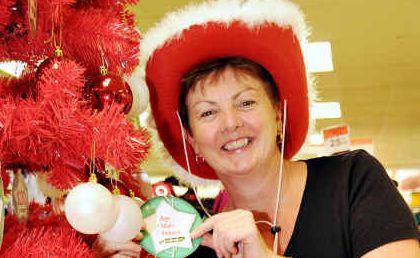 Gympie Target Country manager John McEwan and Lifeline’s Trudy Irle want you to give. Gympie Target Country manager John McEwan and Lifeline’s Trudy Irle want you to give.