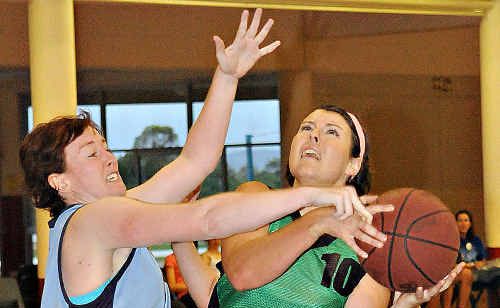 The Magic’s Sonia Ryan works the defence on The Shockers Tahirih McLeod. The Magic’s Sonia Ryan works the defence on The Shockers Tahirih McLeod.