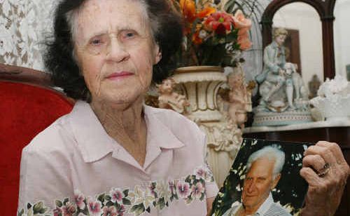 Molly Bates with a photo of her late husband Colin. Molly said he died in terrible pain and she dreads dying the same way. Molly Bates with a photo of her late husband Colin. Molly said he died in terrible pain and she dreads dying the same way.